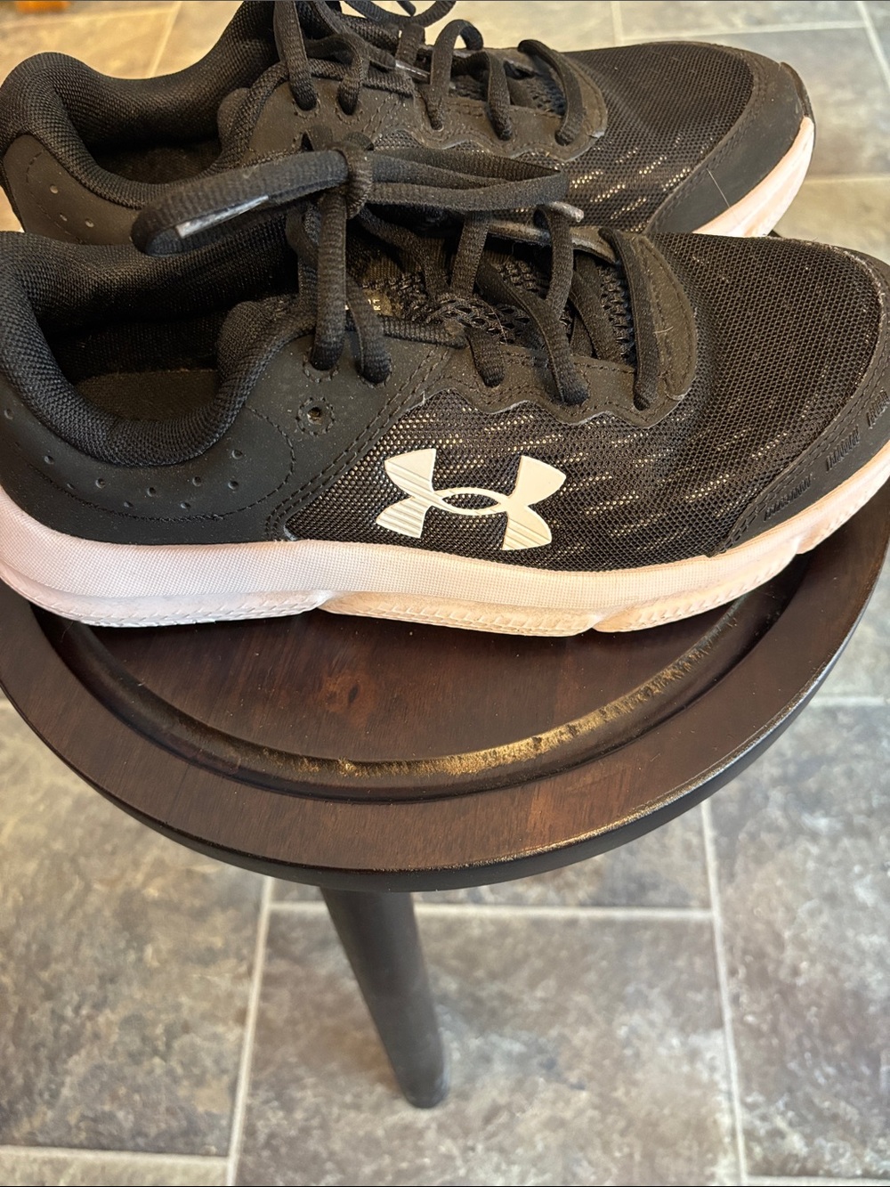 WOMENS Size 5.5 Under Armour Black & White Running Sneakers Excellent/Like New